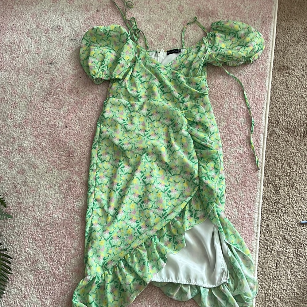 Beautiful green floral midi dress!